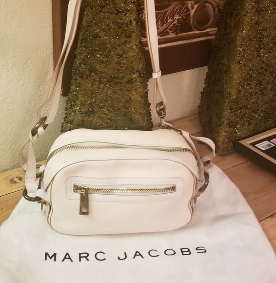 Marc Jacobs Handbags - Marc Jacob's Cream Purse w Dust bag